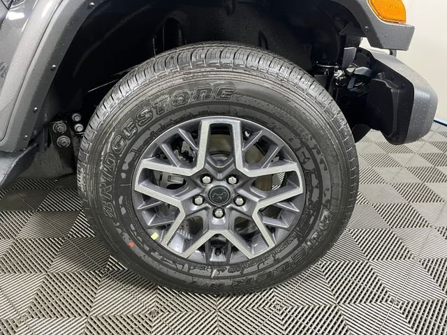 New 2026 Granite Crystal Metallic Clear-Coat Exterior Paint Jeep Sahara image 5