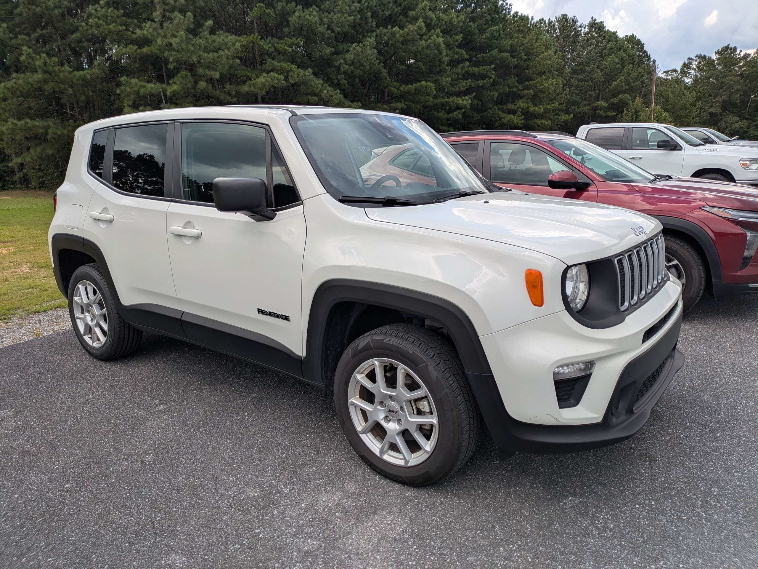 Used 2023 Alpine White Clearcoat Jeep Latitude image 1