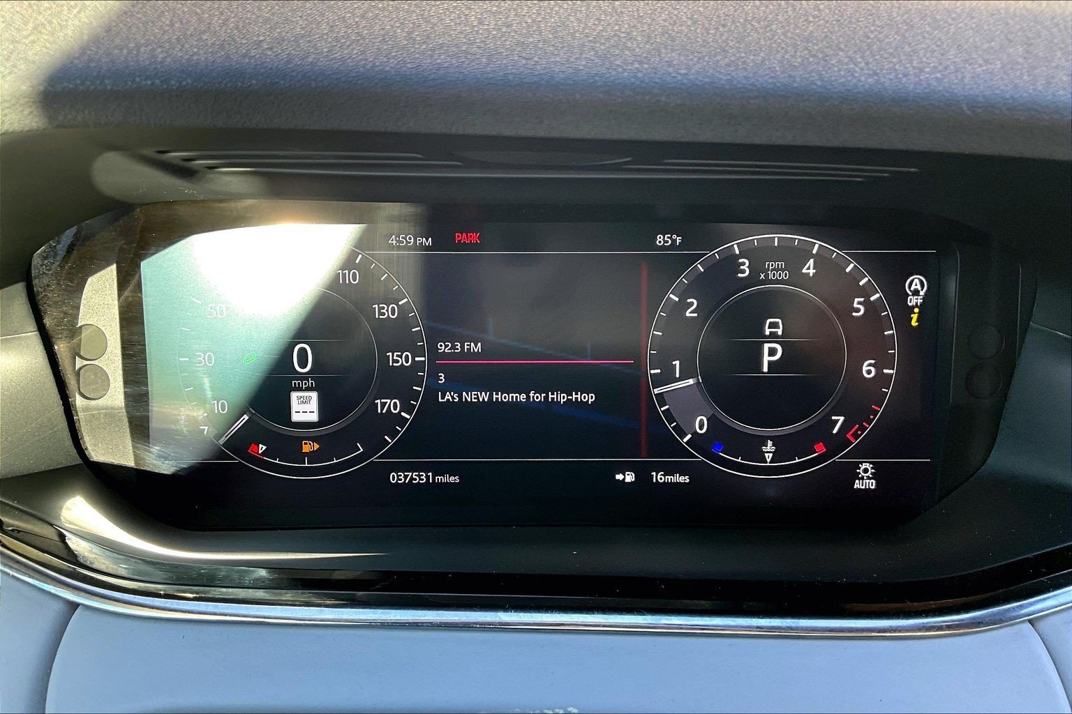 Used 2020 Black Land Rover R-Dynamic HSE image 18