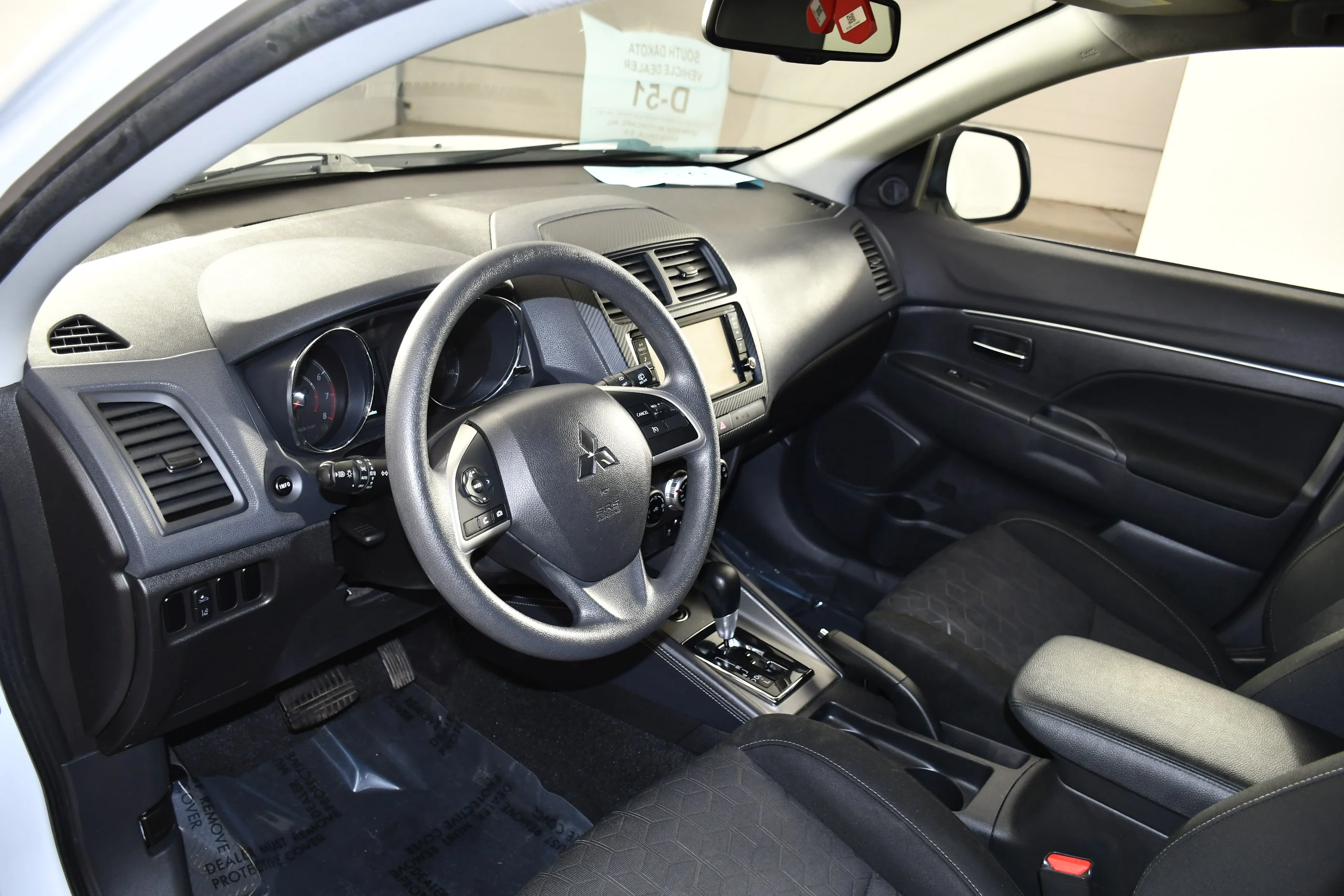 Used 2022 White Diamond Mitsubishi ES image 2