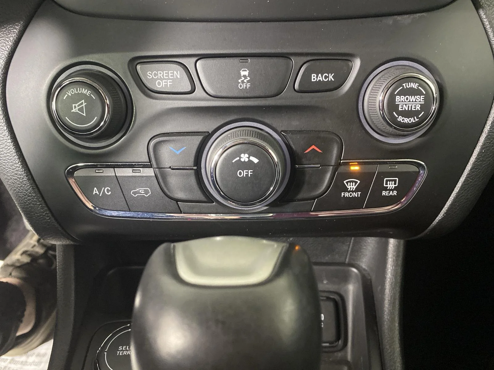 Used 2018 Diamond Black Crystal Pearlcoat Jeep Latitude Plus image 28
