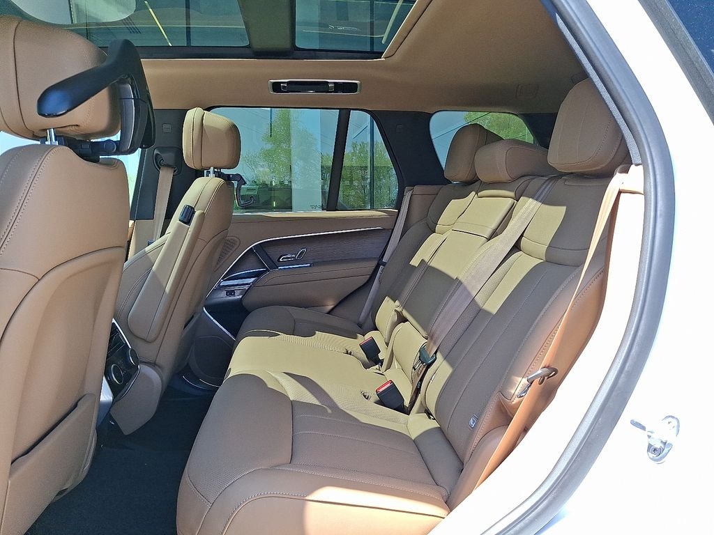 New 2026 Ostuni Pearl White Land Rover SE image 6