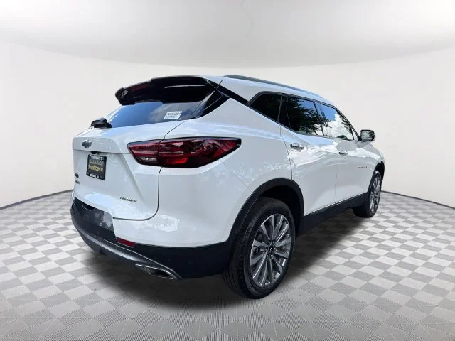 Used 2023 IRIDESCENT PEARL TRICOAT Chevrolet Premier image 5