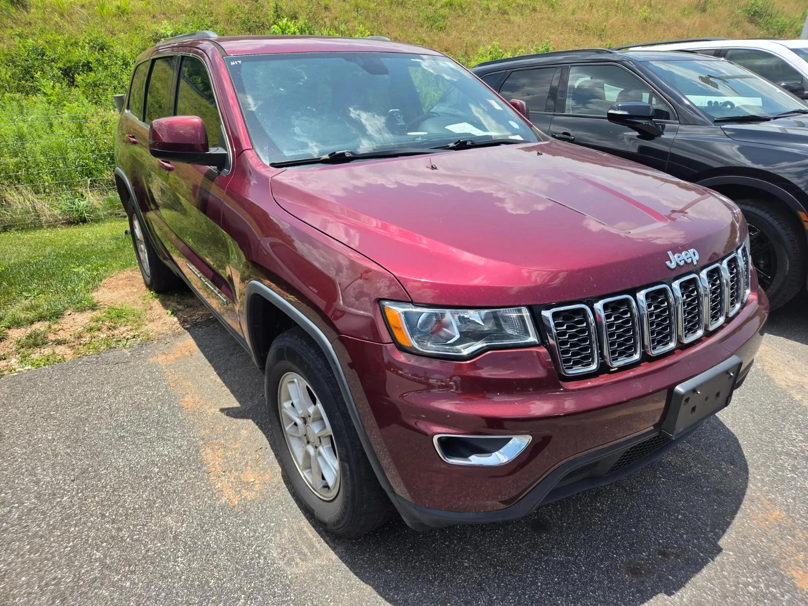 Used 2018 Red Jeep Laredo E image 3