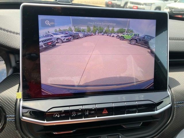 New 2026 Diamond Black Crystal Pearlcoat Jeep Latitude Altitude image 17