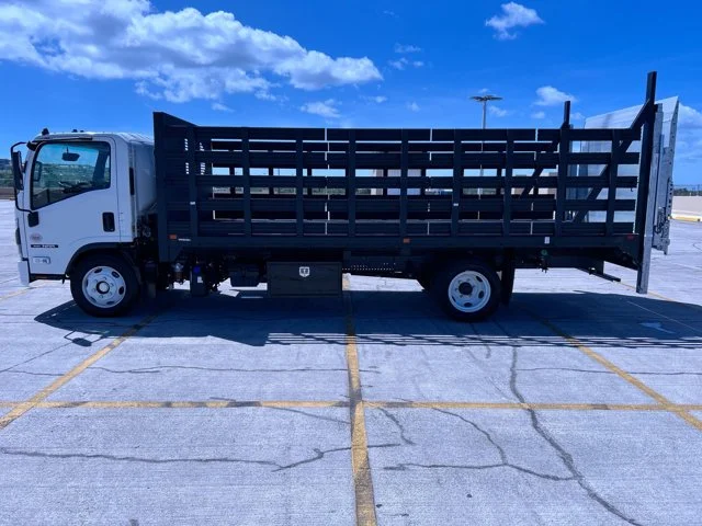 New 2025 White ISUZU 18ft Stakebed w/Lift, 19,500lb GVWR image 5
