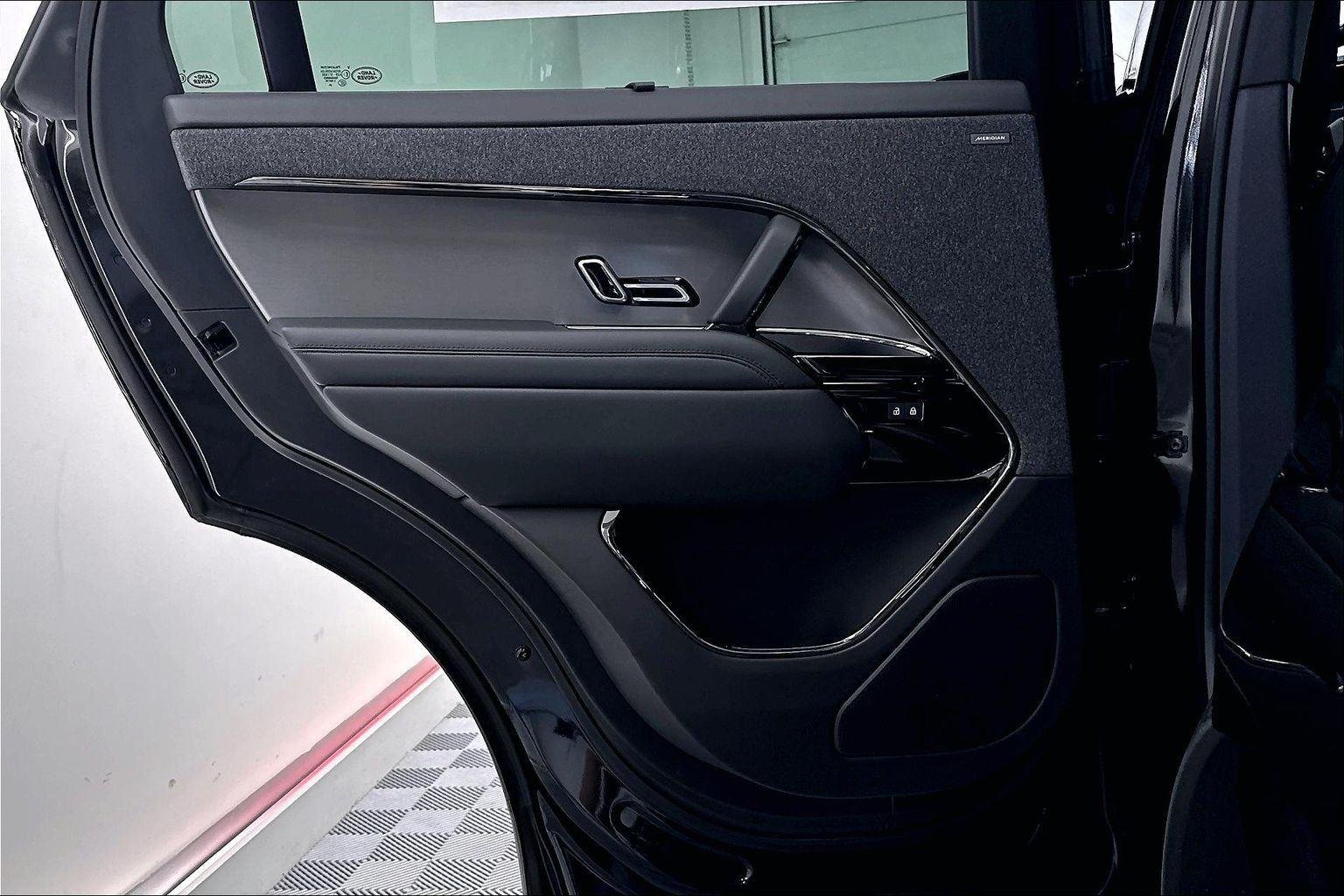 New 2026 Santorini Black Metallic Land Rover SE image 29