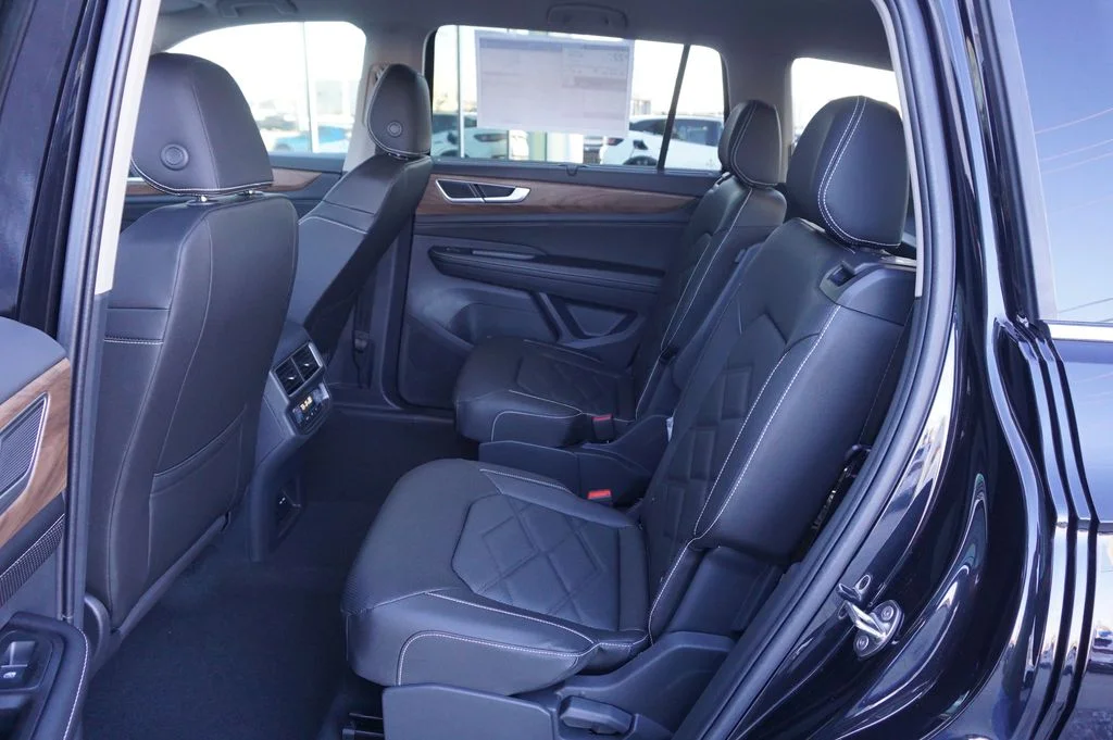 New 2026 Black Volkswagen 2.0T SE w/Technology image 10