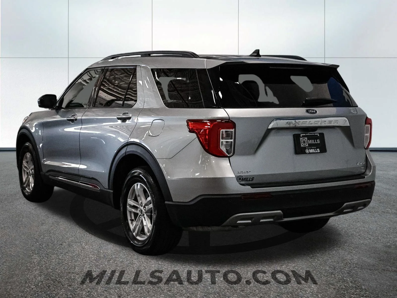 Certified Used 2024 Iconic Silver Metallic Ford XLT image 5