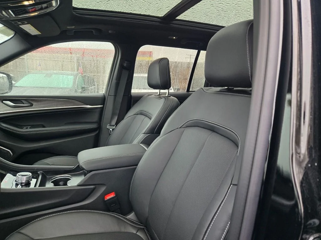 New 2026 Diamond Black Crystal Pearl-Coat Exterior Paint Jeep Limited Reserve image 23