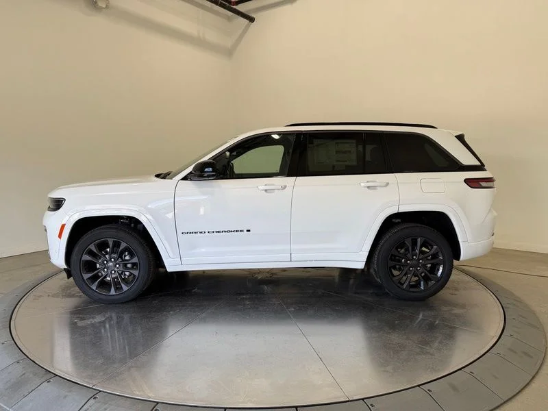 New 2026 Bright White Clear-Coat Exterior Paint Jeep Limited Reserve image 4