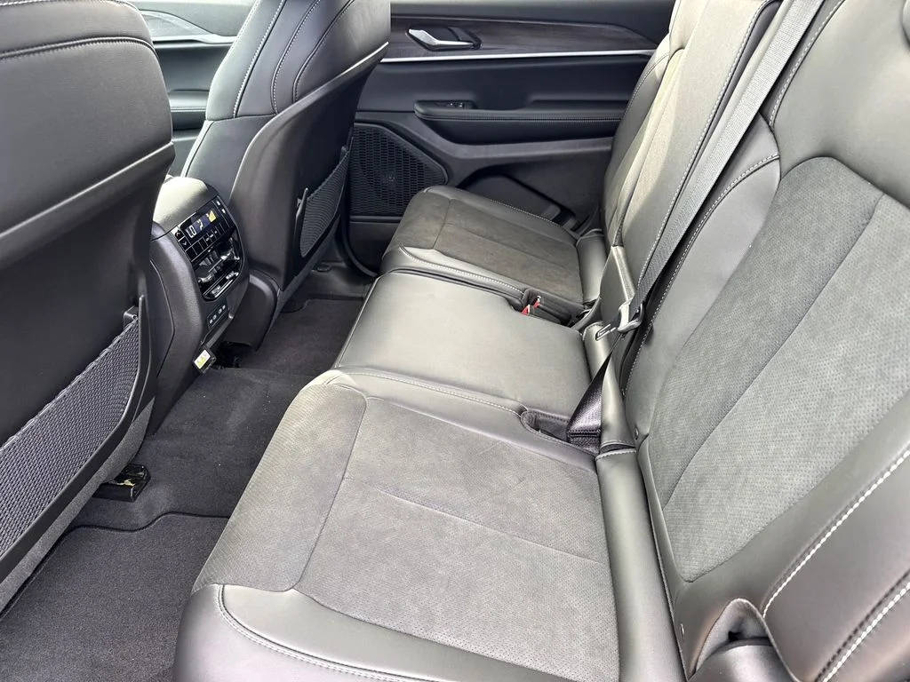 New 2026 Baltic Gray Metallic Clear-Coat Exterior Paint Jeep Altitude image 18