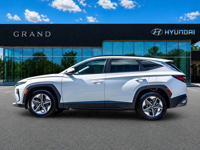 Used 2025 White Hyundai SEL image 3