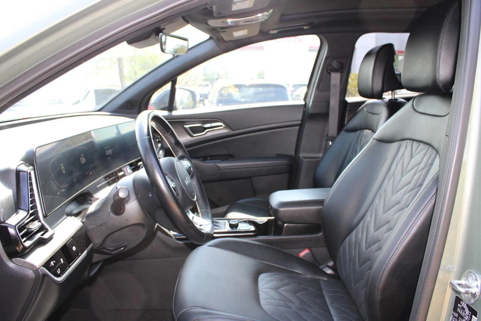 Used 2023 Green Kia X-Line image 9