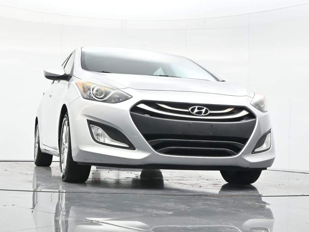 Used 2013 Shimmering Silver Metallic Hyundai Base image 45