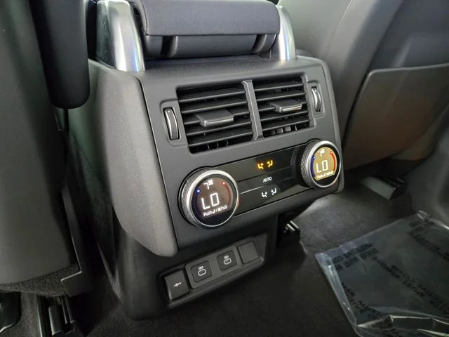 Used 2025 Black Land Rover Dynamic SE image 13