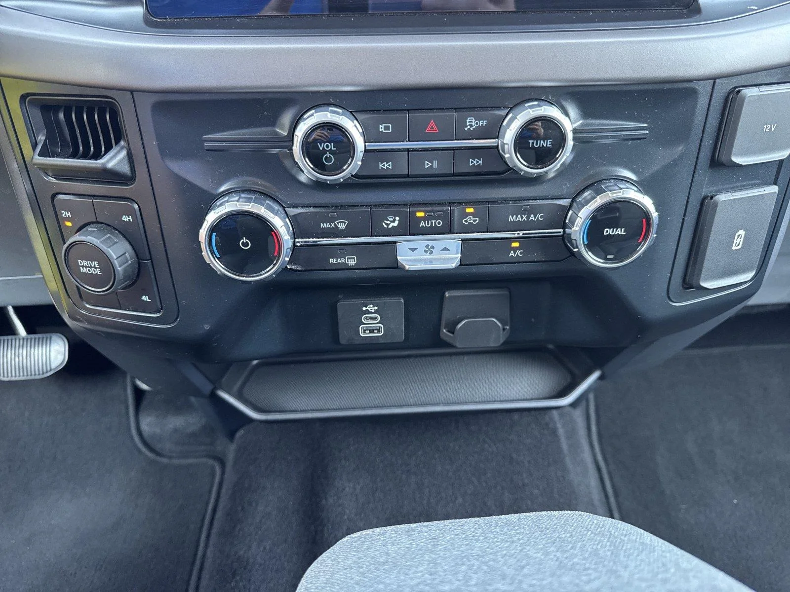 Used 2025 Oxford White Ford XLT image 23