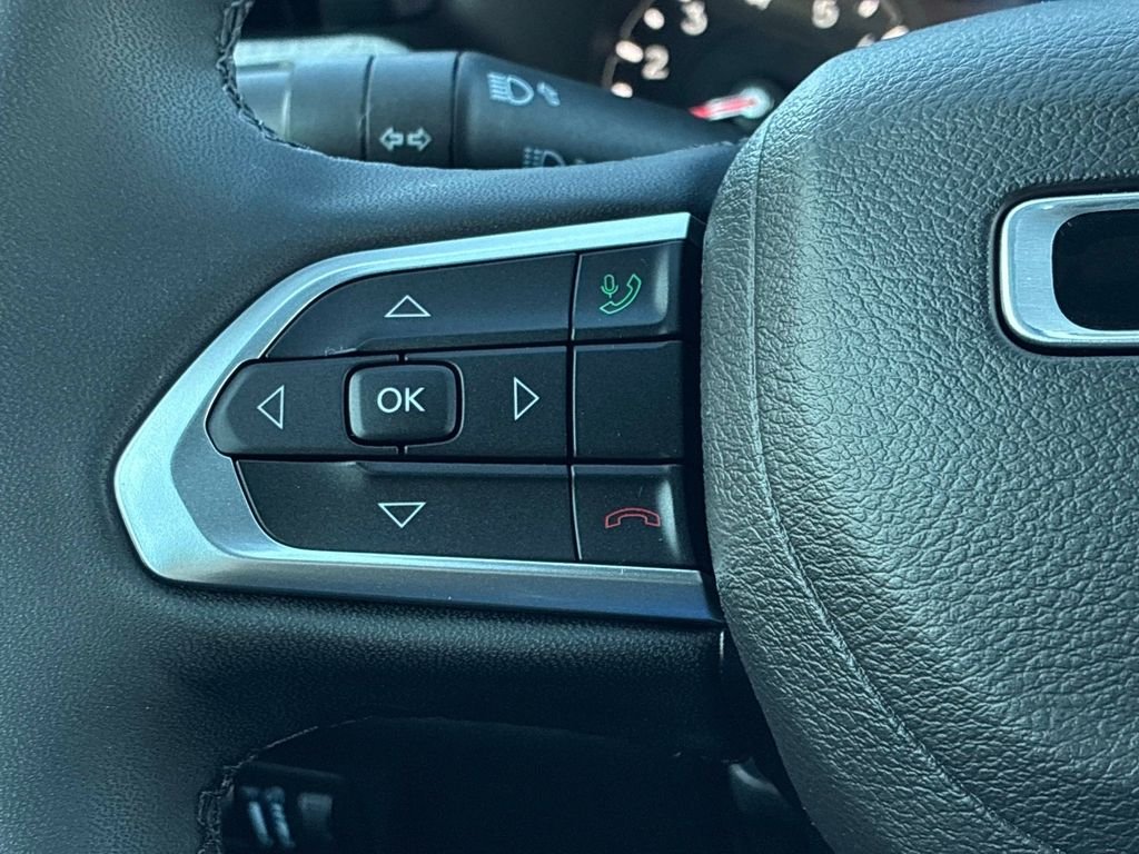 Used 2023 Gray Jeep Latitude Lux image 24