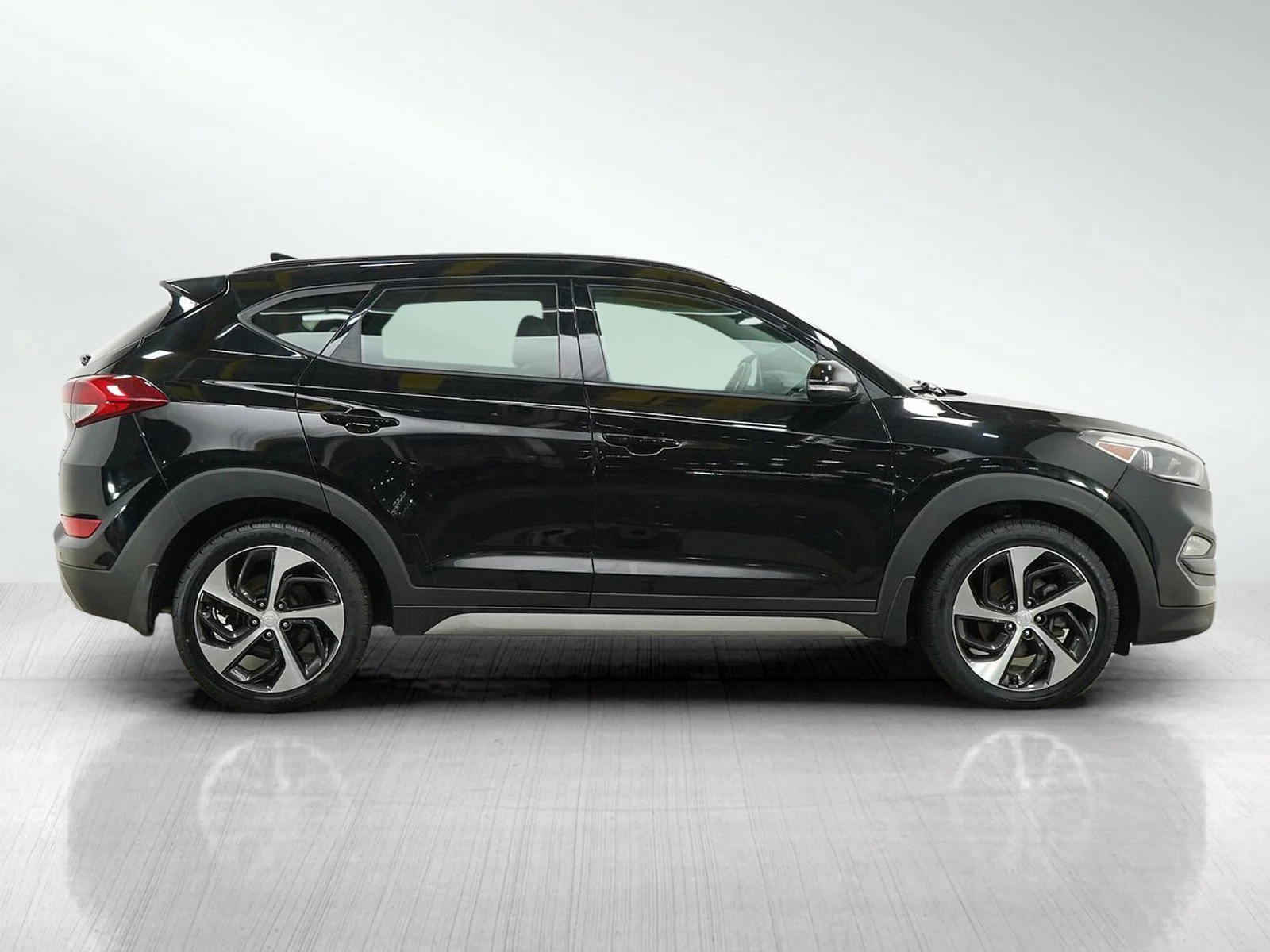 Used 2018 Black Noir Pearl Hyundai Value image 6
