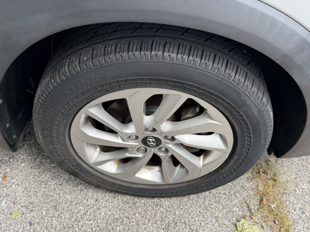 Used 2017 Molten Silver Hyundai SE image 5