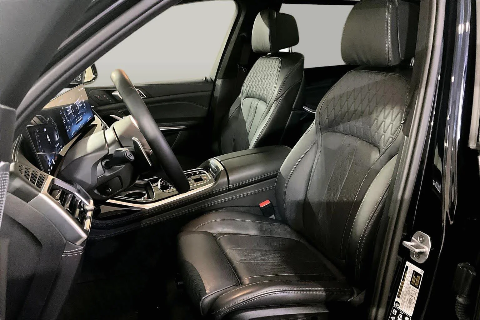 Certified Used 2025  BMW M60i image 8