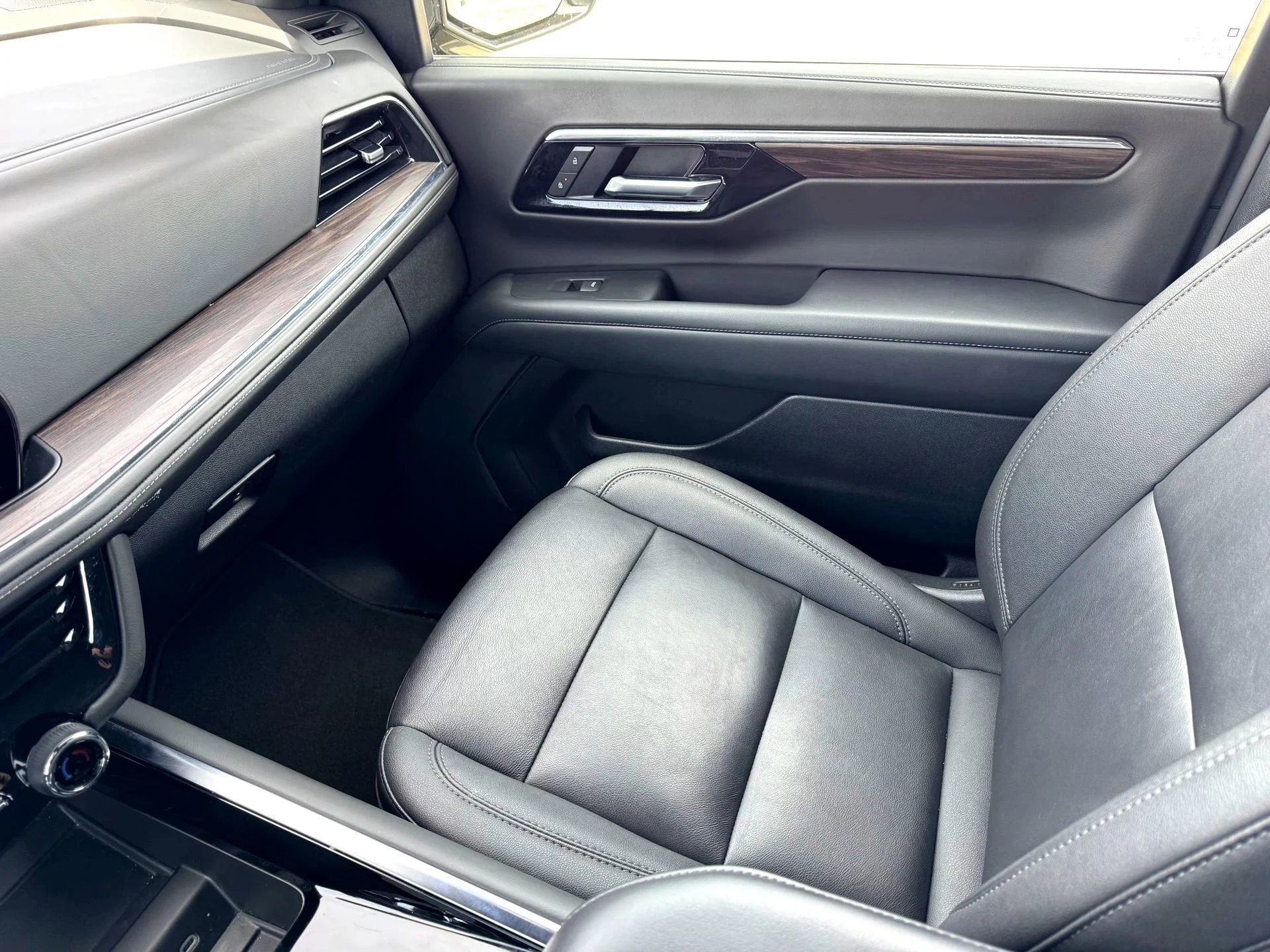 Used 2025 Black Chevrolet Z71 image 31