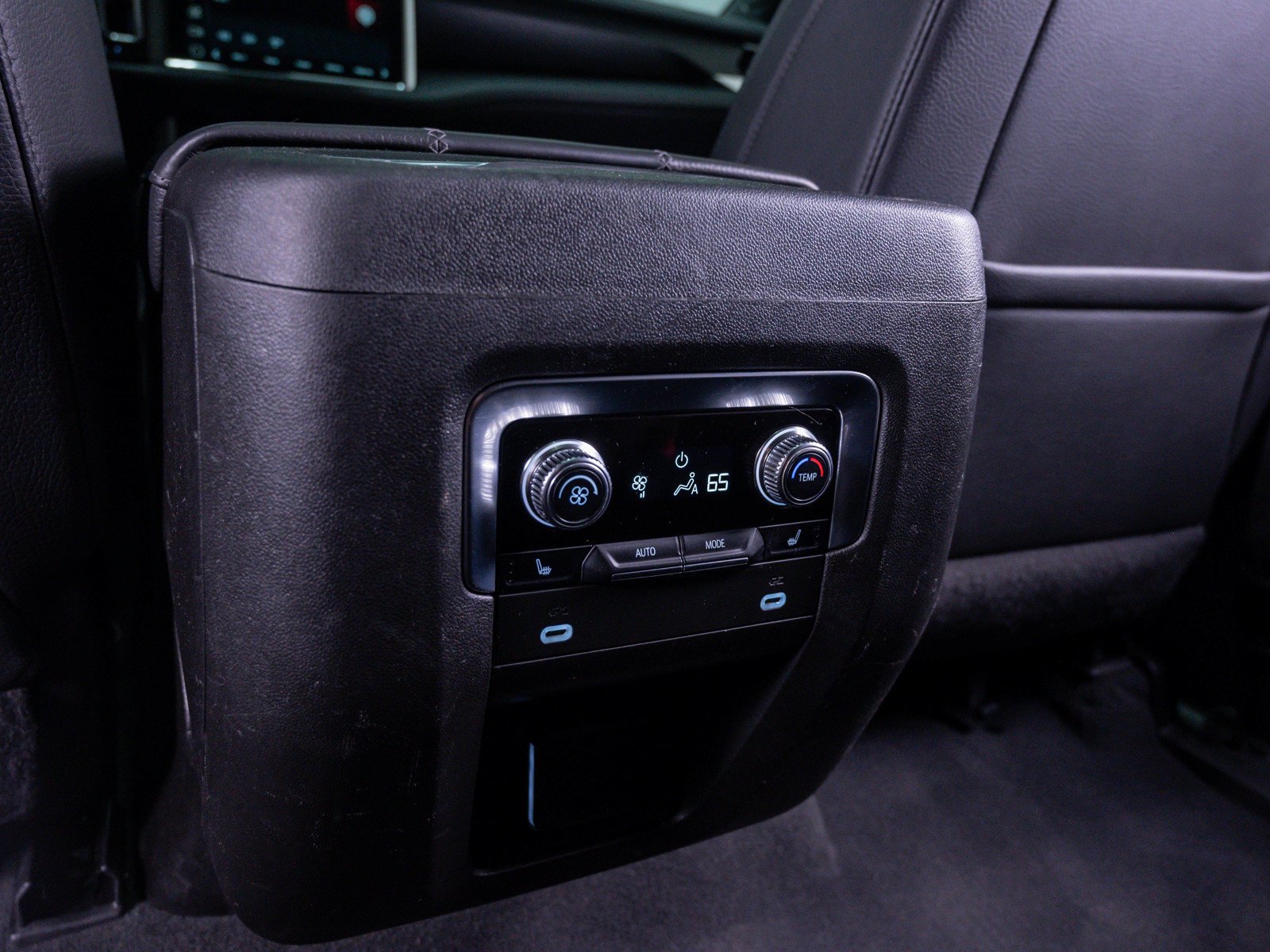 Used 2022 White Frost Tricoat GMC Denali image 18