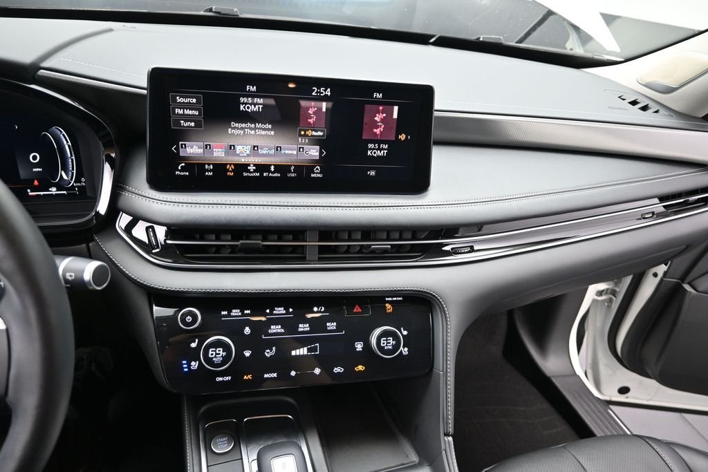 Used 2023 White INFINITI LUXE image 17