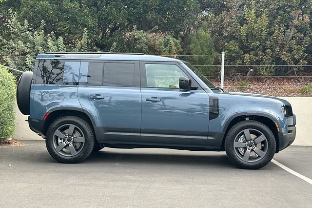 New 2026 Tasman Blue Land Rover S image 6