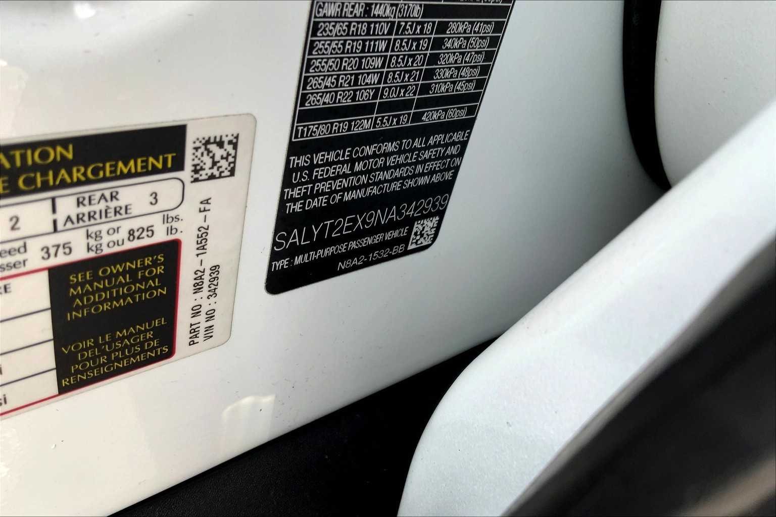 Used 2022 Fuji White Land Rover R-Dynamic S image 31