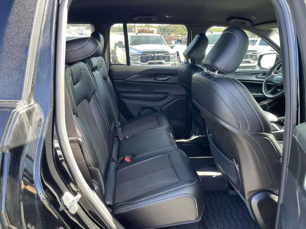 Used 2023 Black Jeep Altitude image 18