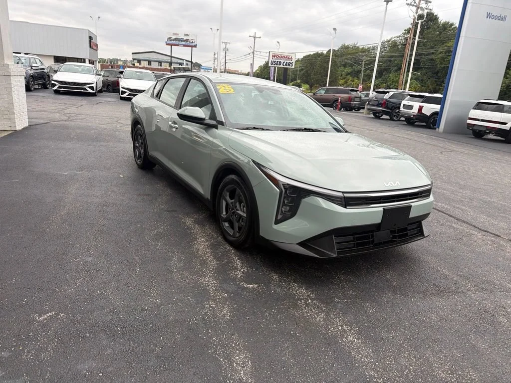 Used 2025 Green Kia LXS image 3