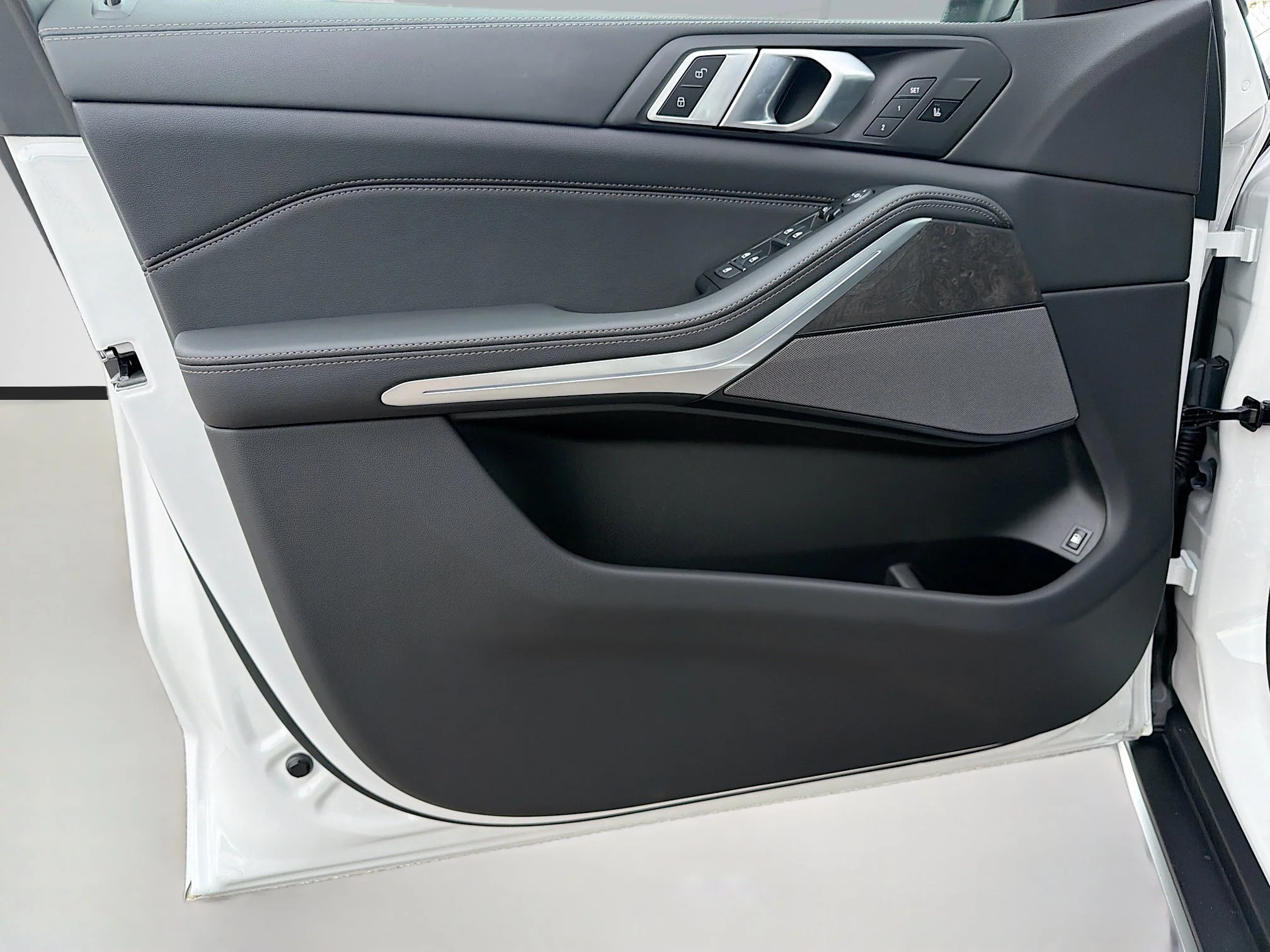 New 2026 Mineral White Metallic BMW xDrive50e image 21