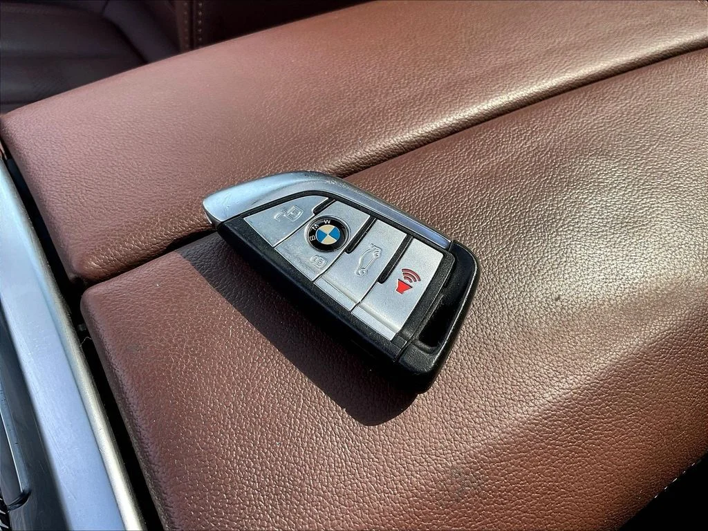 Used 2021 Black Sapphire Metallic BMW xDrive40i image 35