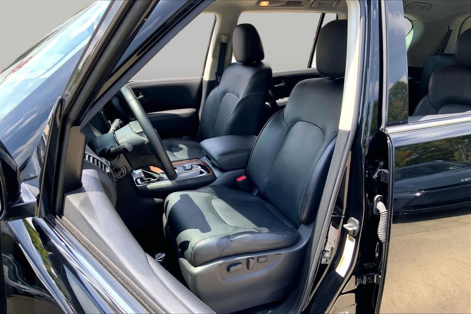 Used 2023 Super Black Nissan SL image 9