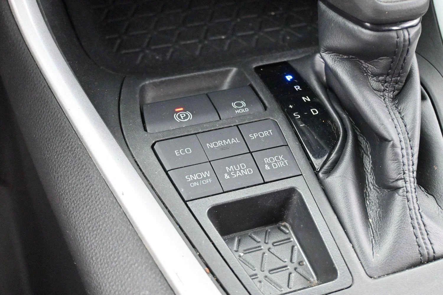 Used 2022 White Toyota XLE image 26