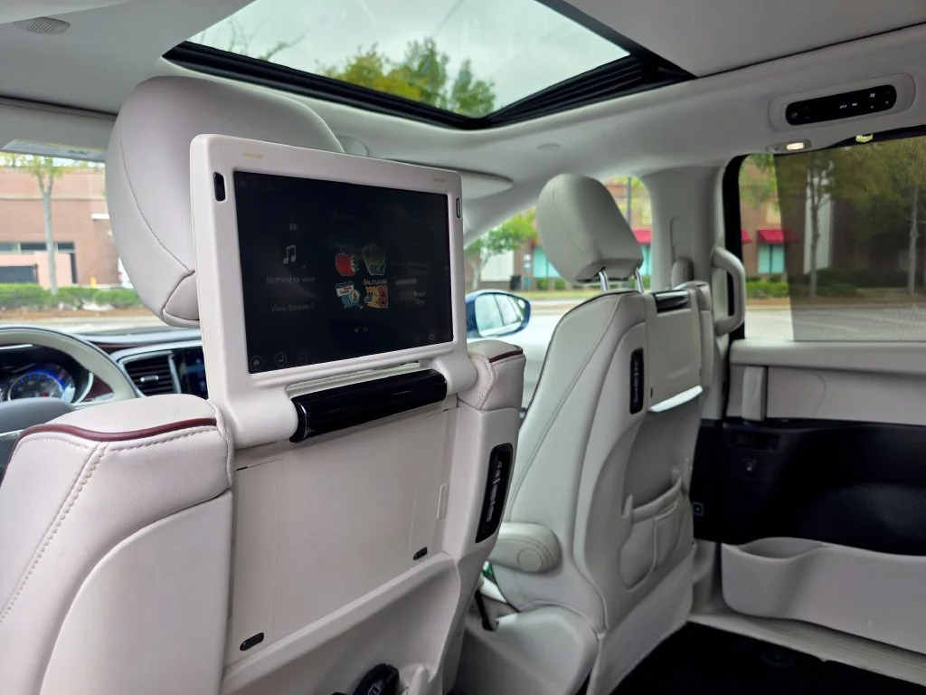 Used 2017 Blue Chrysler Limited image 27