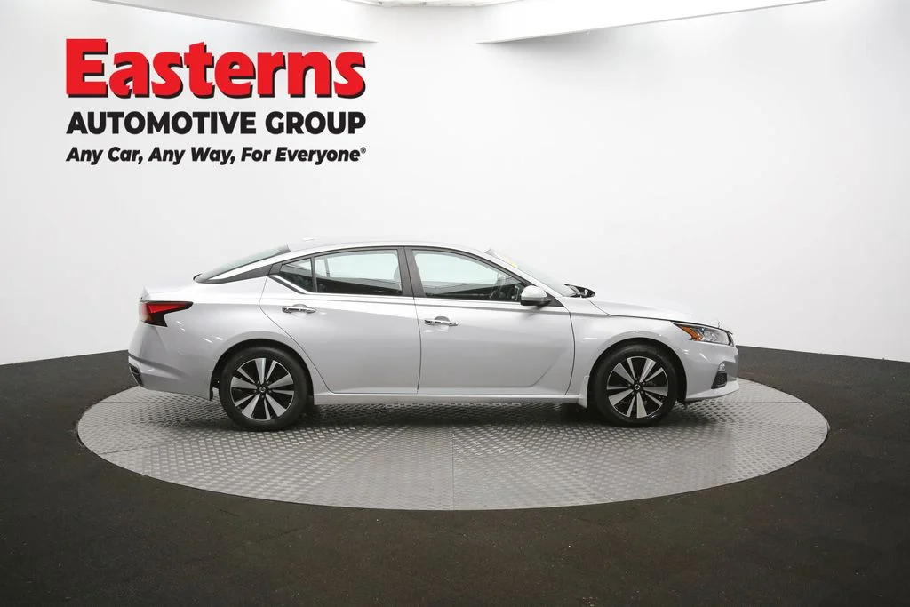 Used 2022 Silver Nissan 2.5 SV image 44