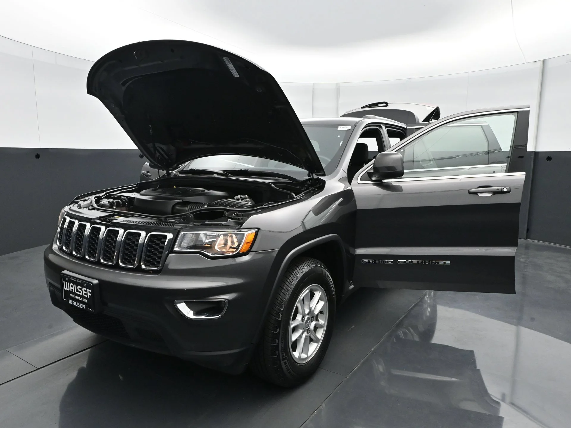 Used 2020 Granite Crystal Metallic Clearcoat Jeep Laredo E image 30