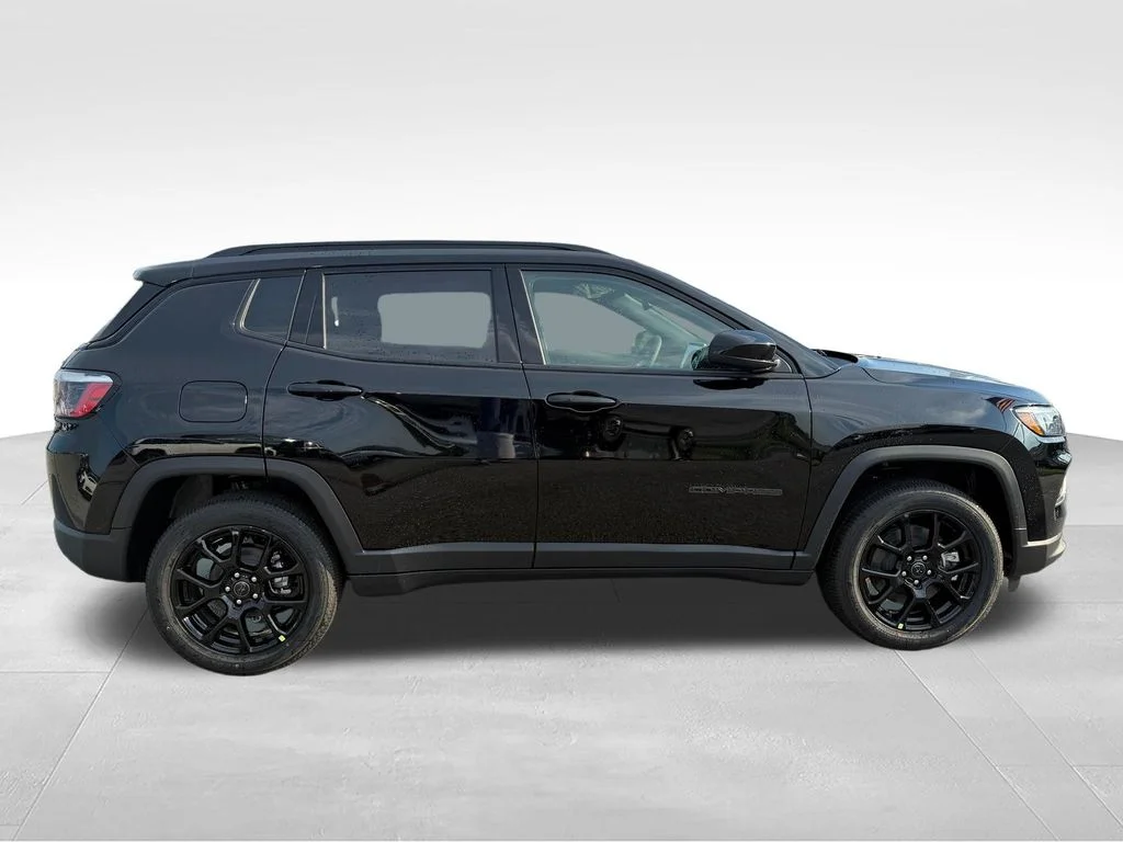 New 2026 Diamond Black Crystal Pearl-Coat Exterior Paint Jeep Latitude image 6