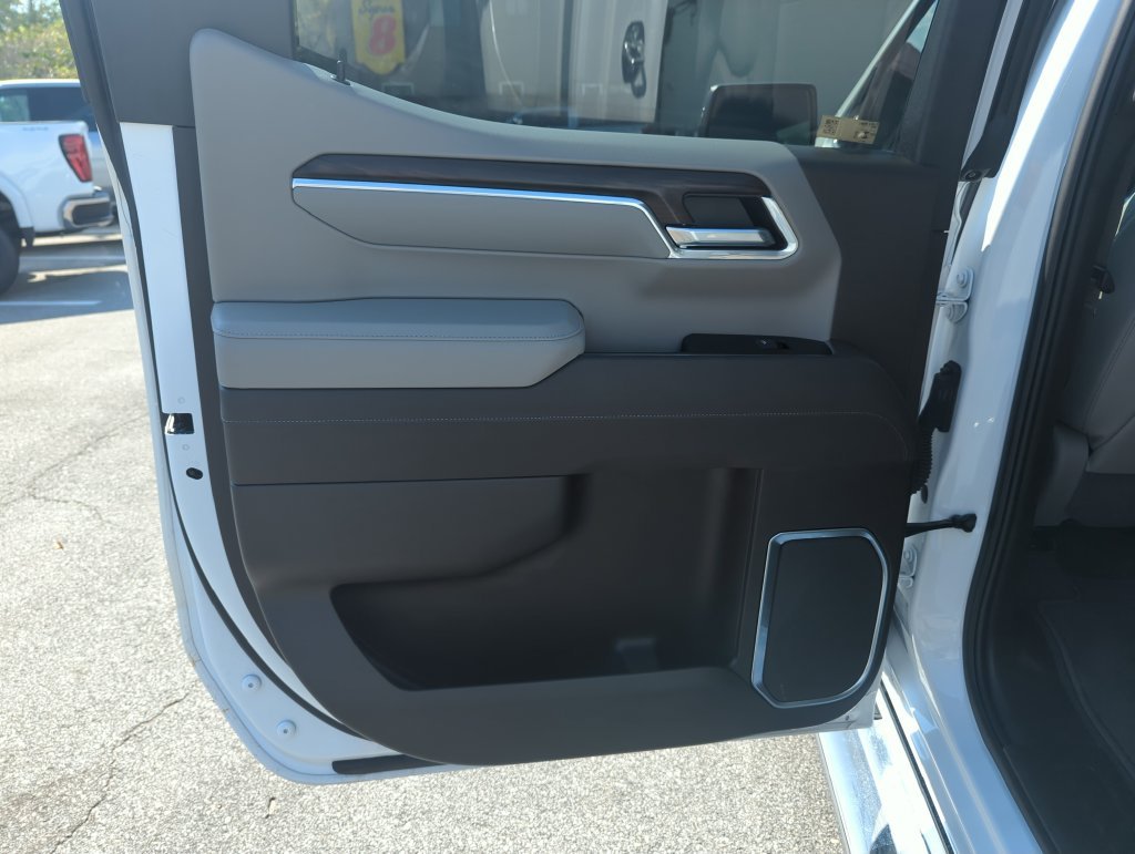Used 2025 White GMC SLT image 27