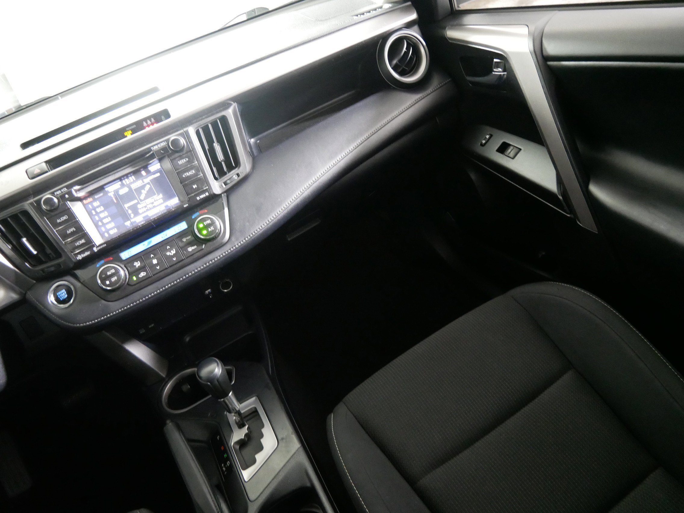 Used 2018 Super White Toyota XLE image 11