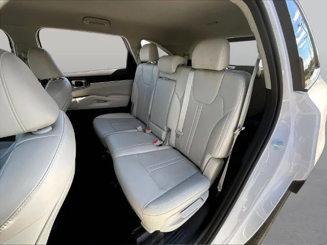 Used 2023 White Kia S image 24