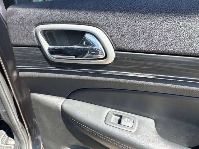 Used 2019 Gray Jeep Limited image 37