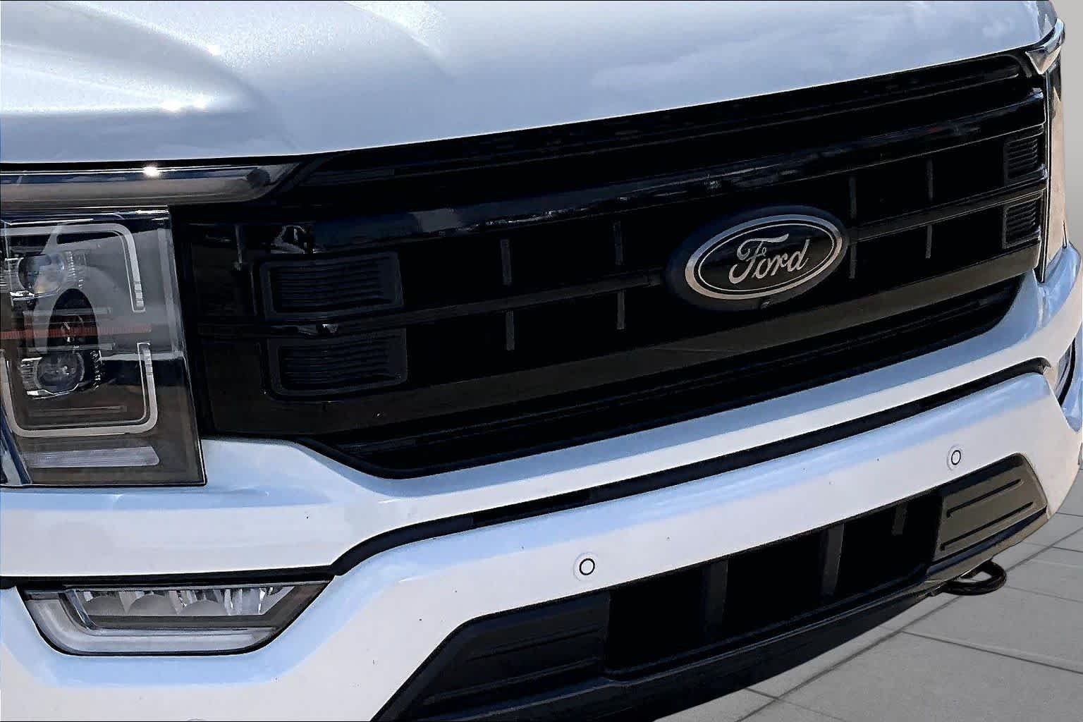 Used 2023 Star White Metallic Tri-Coat Ford LARIAT image 30