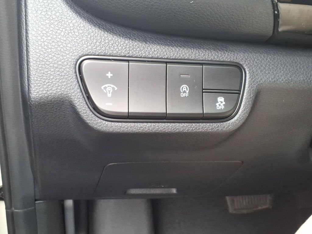 Used 2025 White Kia S image 35