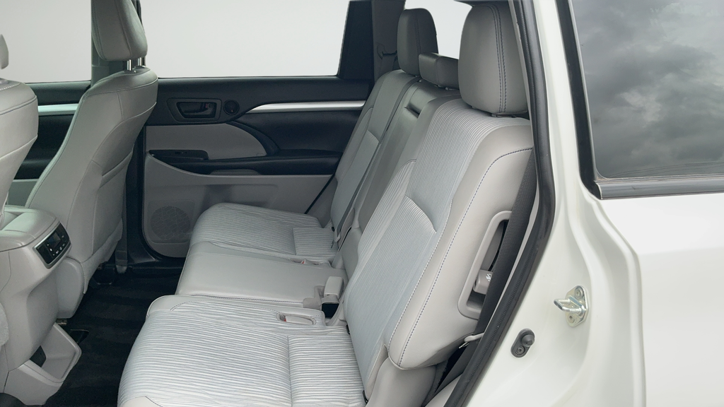 Used 2019 Blizzard Pearl Toyota LE Plus image 20