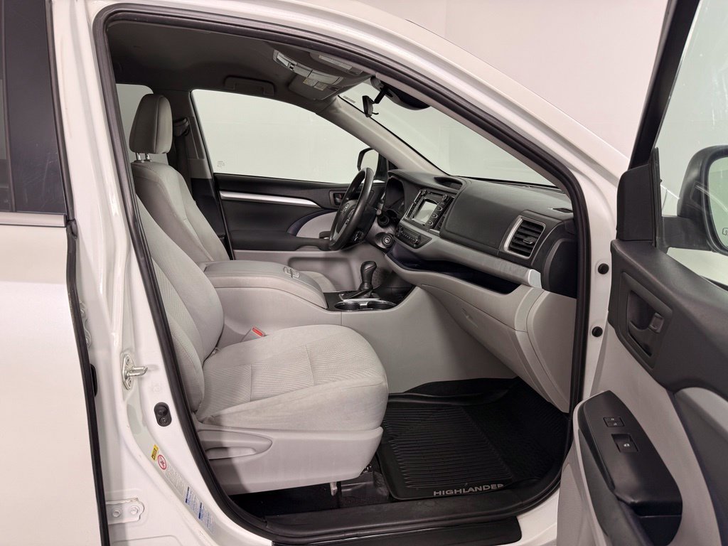 Used 2019 White Toyota LE image 19