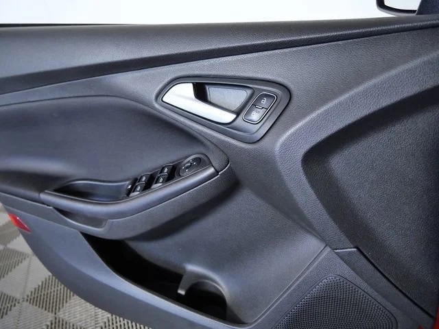 Used 2018 Red Ford SE image 25