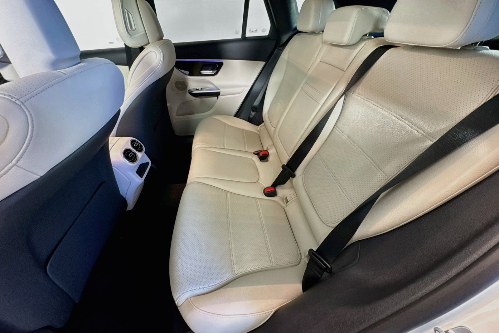 New 2026 Polar White Mercedes-Benz GLC 300 image 22